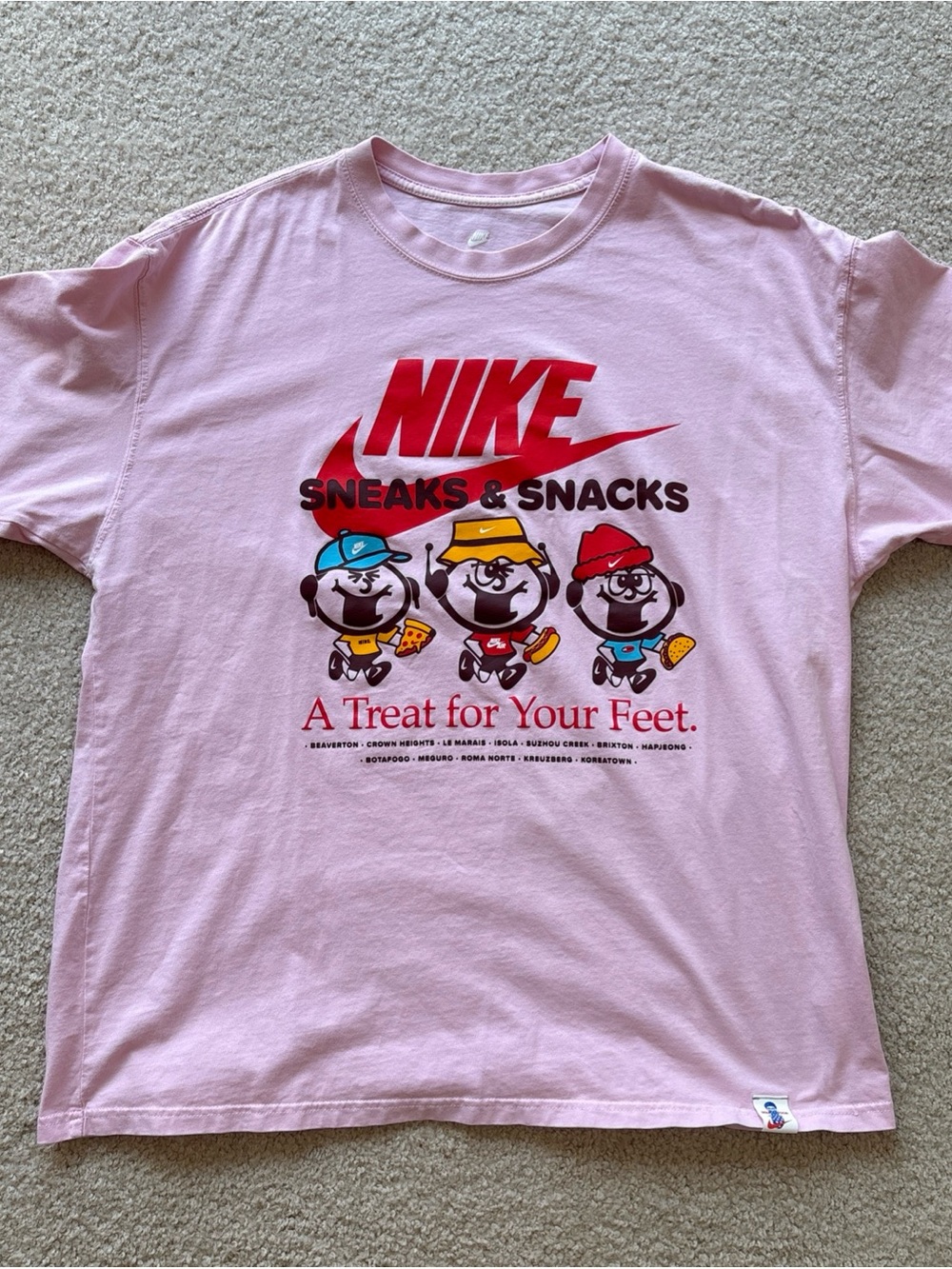 Nike Sneaks & Snacks T-Shirt Mens Size XL Pink Graphic Tee